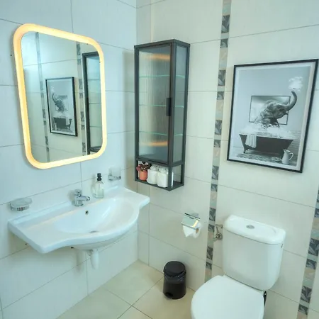 Magestic Palazzo, Jacuzzi On Roof Terrace Goval-3 בית נופש