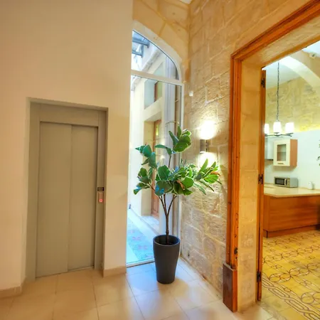 בית נופש Magestic Palazzo, Jacuzzi On Roof Terrace Goval-3 *