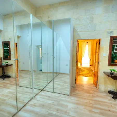 Holiday home Magestic Palazzo, Jacuzzi On Roof Terrace Goval-3