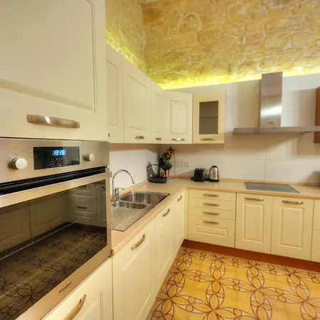 Magestic Palazzo, Jacuzzi On Roof Terrace Goval-3 * Valletta