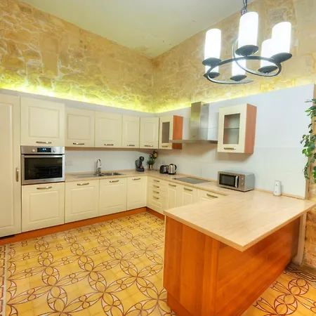 Holiday home Magestic Palazzo, Jacuzzi On Roof Terrace Goval-3
